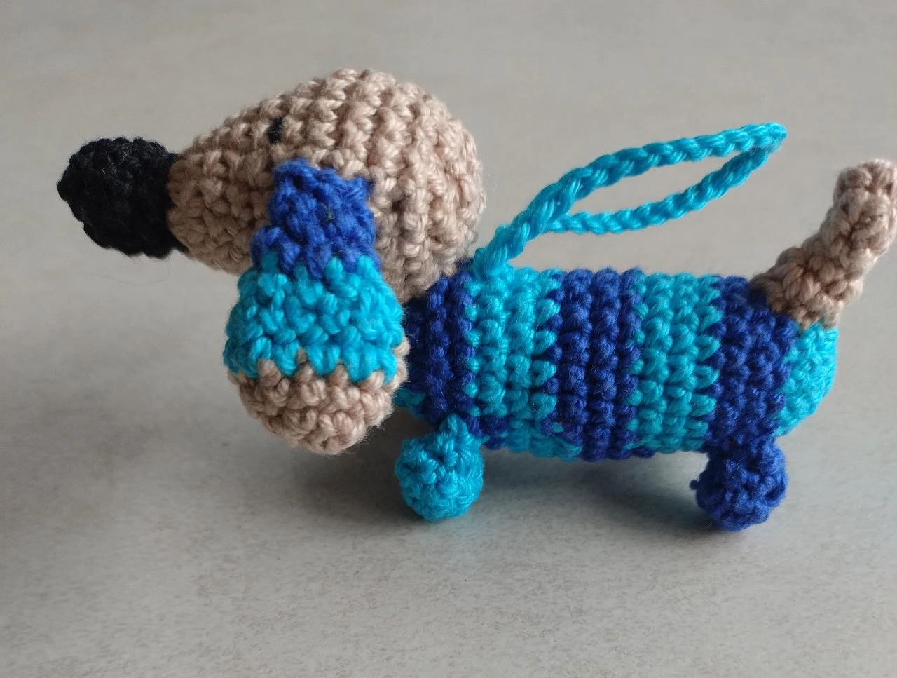 Pingente de chaveiro feito à mão de dachshund azul crochê – photo 2